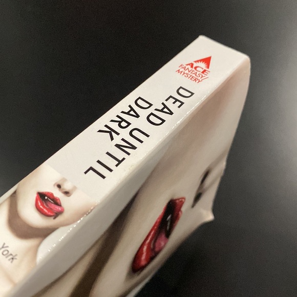 Sookie Stackhouse #1: Dead Until Dark by Charlaine Harris - Paperback Novel - Picture 5 of 6